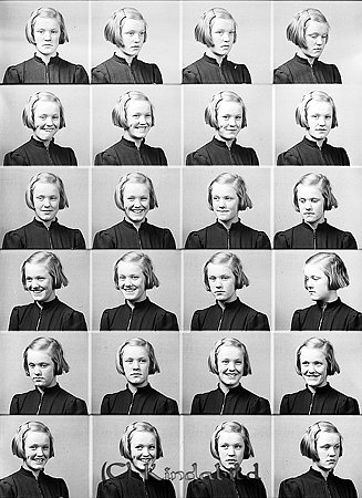 Iris Kjellgren Kisa
raja
Flicka klädd i mörk klänning

Nyckelord: Kjellgren Kisa