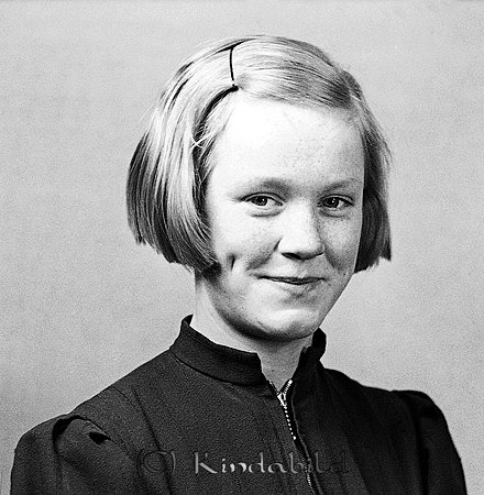 Iris Kjellgren Kisa
raja
Flicka klädd i mörk klänning

Nyckelord: Kjellgren Kisa