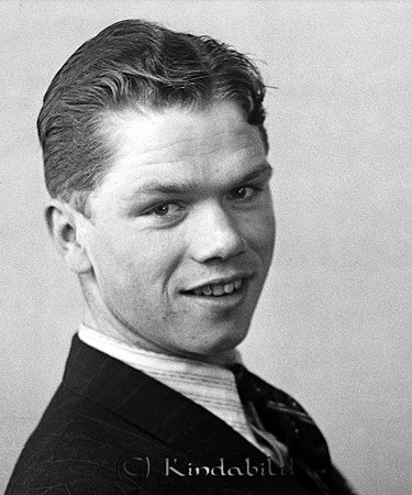 Sture Kvist Pikedal
raja
Man klädd i skjorta slips och kavaj   


Nyckelord: Kvist Pikedal