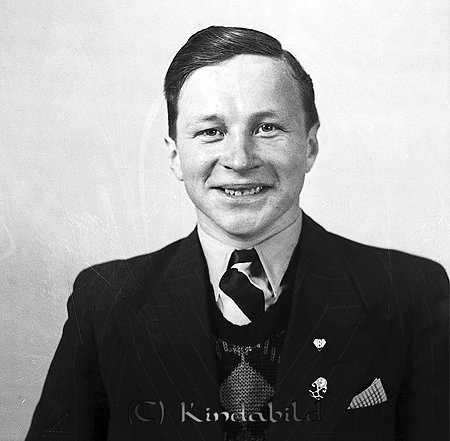 Simon Karlsson Knäppesvik Björkfors
raja
Man klädd i skjorta slips och kavaj

raja
Simon Gustaf Birger Karlsson född 1920 i Oppeby, son till Otto Simon Karlsson och Anna Maria Ingeborg född Johansson.
Syskon:
Astrid född 1911
Simon Karlsson gift 1950 med Inga född Hoffberg född 1925 i Oppeby.
Simon Karlsson var evangelist och bodde i Bredaryd 1950.
Tre barn: Kristina, Kenneth och Elisabet.
Källa: Studiegruppen hembygdsgården och folkräkning 1950
Agnes född 1912
Margit född 1916
Alice född 1917 
Källa: Gerd Pettersson

Nyckelord: Karlsson Björkfors
