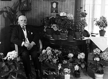 S.J. Samuelsson Äng Kisa
raja
Man klädd i kostym omgiven av en mängd blommor

Nyckelord: Samuelsson Kisa