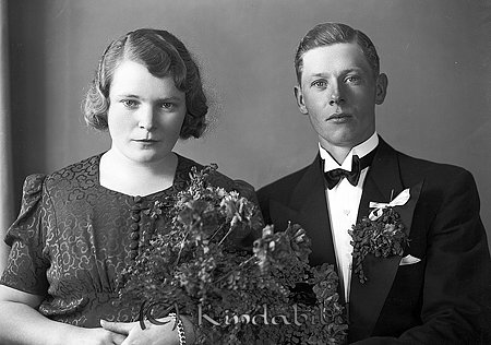 Ragnar Svensson Bjerkeryd Kisa
raja 
Brudpar          

raja
Brudparet Ragnar Svensson Bjerkeryd och Britta Eng.
 Källa: Studiegruppen Hembygdsgården 
Nyckelord: Svensson Kisa