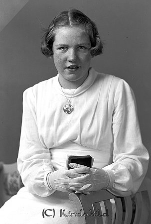 Olga Karlsson Hökhult Kisa
raja
Konfirmationsfoto 

raja
Hon var dotter till Ragnar och Cecilia Karlsson Hökhult Kisa.
 Källa: Studiegruppen hembygdsgården 
Nyckelord: Karlsson Kisa
