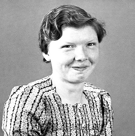 Eva Sandersson Ljungstorp Ulrika
raja
Kvinna klädd i randig klänning   

raja
Eva Margareta Zandersson född 1922 i Ulrika, dotter till Karl Oskar
Zandersson och Elsa Sigrid Olivia Blomqvist.
Zandersson var brukare i Ljungstorp Emtefall och dog 1927
Eva Zandersson gifte sig med John Svensson från Karlslund Ulrika. De fick en son Conny född 1946.
Källa: Familjer och gårdar i Ulrika. 
Källa: Gerd Pettersson

Nyckelord: Sandersson Ulrika