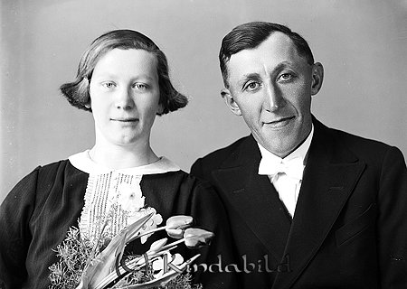 Edvin Stridell Skansen Björkhult
raja 
Brudpar          

raja
Edvind Stridell var född 1903 i Kisa. Han gifte sig 1939 med Olga född Andersson 1916 i Vimmerby. Vid giftermålet arrenderade de Skansen under Fröåsa Flyttade till Fyllingsbo i Västra Eneby och till Högsätra. Edvind arbetade vid soptippen omkring 1960-70 talen. Barn: Berit, Göran, Maj-Britt, Lennart, en dotter ? och Bertil.
 Olga var syster till Ingrid Lindqvists mor.
 Källa: Studiegruppen Hembygdsgården 
Nyckelord: Stridell Björkhult