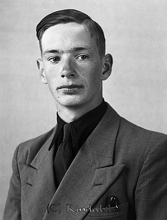 John Nilsson Farstorp Kisa
raja
Man klädd i skjorta slips och kavaj

raja
John Nilsson född 1920, sön till Karl Oskar Nilsson och Gerda Elisabet Dahlström. Familjen bodde 1920 i Kisa Värgård.
 John hade bl a en bror Erik Nilsson som var vaktmästare i Kisahus. John arbetade som chaufför i Linköping.
 Källa: Studiegruppen hembygdsgården 
Nyckelord: Nilsson Kisa