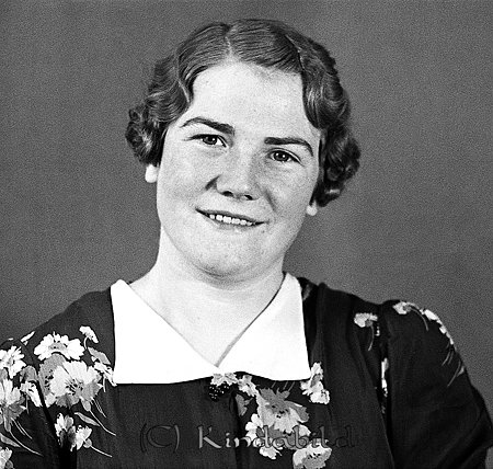 Gunni Wretman Hycklinge
raja
Kvinna klädd i blommig klänning med ljus krage  

raja
Gunni Vretman var född 1919 i Oppeby. Gift med Ernst Viktor Gustafsson. Son Karl Tore Lennart Gustafsson född 1951.
Tore antar namnet Wretman, moderns flicknamn.
Hon avlider i Björkfors hos sonen Tore 1996
Källa: Sv dödbok 
Källa: Gerd Pettersson

Nyckelord: Wretman Hycklinge