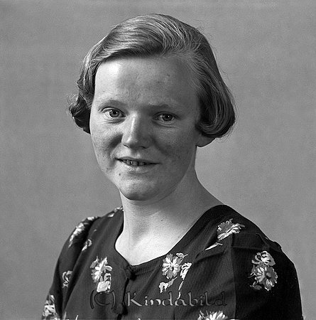 Karin Svensson Misterfall Kisa
raja
Kvinna klädd i blommig klänning  

Nyckelord: Svensson Kisa