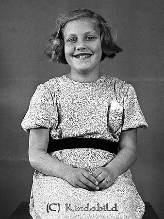 Sylvia Svensson Rödingsnäs Kisa
raja
Flicka klädd i klänning med ett skärp runt midjan 

raja
Ellen Sylvia Maria Svensson född 1929 i Kisa.
Flyttade till Tranås
Källa: Kyrkoarkiv Kisa och Folkräkning 1970. 
Källa: Gerd Pettersson

Nyckelord: Svensson Kisa