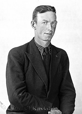 Erik Allard Stjärnevik Oppeby
raja
Man klädd i skjorta slips och kavaj

raja
Erik var född 1910 i Oppeby, 1980 bodde han kvar i Stjärnevik.
han var ogift och dog på Västerliden 1986.
Källa: Sv dödbok 
Källa: Gerd Pettersson 

Nyckelord: Allard Oppeby