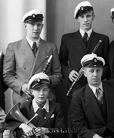 Kisa Mässingsmusikkår
raja
Mässingsorkester 

raja
Främre raden fr vänster Bertil Berg, bror till Stig Berg, samt bokbindaren Gustaf Kronström från Dalkulla.
 Andra raden fr vänster Karl-Gustav Swartz och Harry Filipsson (Haralds Kläder).
 Källa: Studiegruppen hembygdsgården
Nyckelord: Mässingsmusikkår Kisa