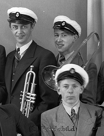 Kisa Mässingsmusikkår
raja
Mässingsorkester 

raja
Främre raden fr vänster Torsten Johansson (far till Hans-Lennart).
 Andra raden fr vänster Edvin Dahlqvist, tryckeriarbetare
 och Geisner Nilsson, målare.
 Källa: Studiegruppen hembygdsgården 
Nyckelord: Mässingsmusikkår Kisa