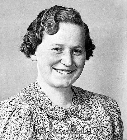 Karin Karlsson Örsebo Svalsjö
raja
Kvinna klädd i småblommig klänning 

raja
Karin Karlsson född 1920, dotter till Karl Erik Gustaf Karlsson och Amalia Emilia Tapper.
Syskon:
Sven Erik Arne Karlsson 1924
Ana-Lisa Erika Karlsson 1925
Karin Karlsson gift 1944 med Karl Gustaf Magnusson. De flyttade till Fliseryd.
Källa: Folkräkning 1950 
Källa: Gerd Pettersson


Nyckelord: Karlsson Svalsjö