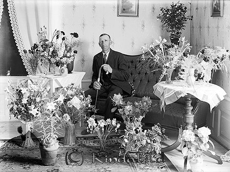 Ossian Karlsson Karleby Kisa
raja
Man som sitter i en soffa omgiven av blommor

Nyckelord: Karlsson Kisa