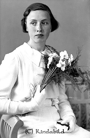 Gunni Bröthlin Hägna Kölefors
raja
Konfirmationsfoto 

raja
Gunni Bröthlin Hägna.
Gunni gifte sig med Ivar Karlsson från Högbo. De fick en dotter Margareta. Familjen bodde på övre planet på sockenstugan.
Gunni arbetade på Stjärneboskolan som rast/matvakt. Hon var kyrkvärd.
Källa: Studiegruppen hembygdsgården 
Nyckelord: Bröthlin Kölefors