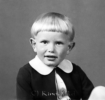 Kjell Widell Kisa
raja
Pojke klädd i ljus skjorta under en jacka

raja
Kjell Widell född 1935, son till smeden Ivar född 1903 och Agda Widell född 1906 Kisa.
 Agda var syster till Gustav Adolf Franzon.
 Kjell kom att arbeta på marmorbruket i Kolmården.
 Källa: Studiegruppen hembygdsgården 
Nyckelord: Widell Kisa