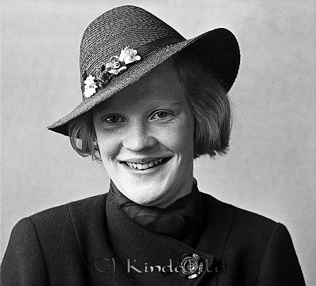 Gertrud Dahlgren Kisa
raja
Kvinna klädd i kappa och med en hatt på huvudet

raja
Gertrud Dahlgren född 1923, dotter till Paul Dahlgren och Ellen född Andersson. Gertrud var gift Matsson. Familjen bodde i Nässjö. De hade två barn: Bengt och Ingmarie. Gertrud Matsson avled 1/6 1981.
 Källa: Bo Dahlgren via Sune Holgersson
Nyckelord: Dahlgren Kisa
