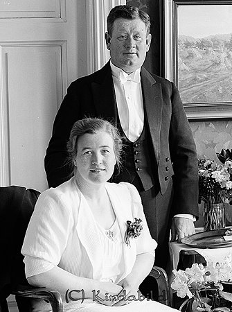 Erik Svensson Väsby Slätmon
raja
Man som firar sin högtidsdag

raja
Skollärare Erik Svensson (1889-1949) med hustru Elsa (1900-1971) född Olsson från Hag.
 De fick en dotter Britta, som gifte sig med John Hermansson Korpklev.
 Erik Svensson var lärare i Väsby skola Slätmon och de bodde i lärarbostaden.
 Elsa köpte Broddhaga i Kisa och bodde där som änka.
 Källa: Studiegruppen hembygdsgården
Nyckelord: Svensson Slätmon