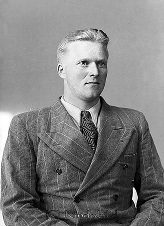 Anders Johansson Slätmon
raja
Man klädd i skjorta slips och kavaj

raja
Anders Johan Johansson född 1914 i Västra Eneby.
 Han var son till K J Johansson och Ellen Charlotta Birgersson.
 Familjen bodde i Smedstorp Berga Slätmon.
 Hans bror Gunnar Johansson var smidesmästare och hade smedja där de bodde.
 Källa: Studiegruppen hembygdsgården. 
Nyckelord: Andersson Slätmon