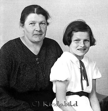 Elsa Karlsson Sågstugan Kisa
raja
Mor och dotter

raja
Modern Gerd Karlsson med dottern Elsa.
 Gerda var gift med Gillis Karlsson. De hade en son Sune som var med John Anderssons resor bl a till Italien för att gräva källor.
 Familjen bodde i Sågstugan innan Eksjön vid Yxefall. Gerda var hemsömmerska.
 Källa: Studiegruppen hembygdsgården.
Nyckelord: Karlsson Kisa