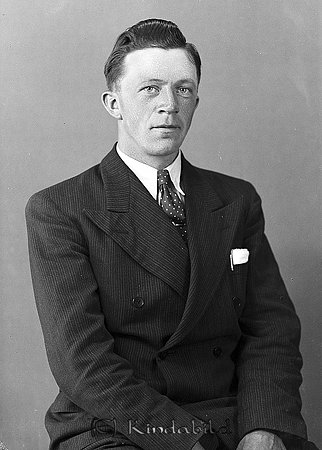 Karl Karlsson Gäddnäset Västra Eneby
raja
Man klädd i skjorta slips och kavaj

raja
Karl Johan Karlsson född 1908-11-16 i Västra Eneby.Död 1995 i Vimmerby.
Källa: Kyrkoarkiv Västra Eneby. 
Källa: Gerd Pettersson 

Nyckelord: Karlsson Västra Eneby
