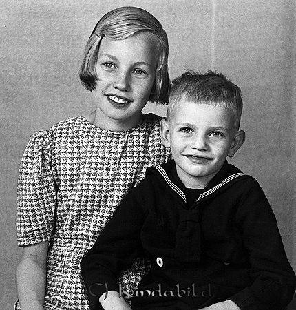 Rune och Margit Carlsson Norra Falla Oppeby
raja
Syskonpar

raja
Margit Kristina född 1926-08-17 i Oppeby och Rune född efter 1933.
Barn till Karl Emil och Anna Viktoria Kristina Karlsson.
Margit var ogift och bodde kvar i Norra Falla till 1978 då hon avled.
Källa: Kyrkoarkiv Oppeby och Sv dödbok 
Källa: Gerd Pettersson 

Nyckelord: Carlsson Oppeby