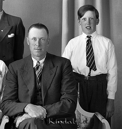 Karl Karlsson Gulltorp Kisa
raja
Far och mor med sina söner

raja
Karl Oskar Karlsson Gulltorp med sonen Simon född 1927.
Källa: Studiegruppen hembygdsgården 
Nyckelord: Karlsson Kisa