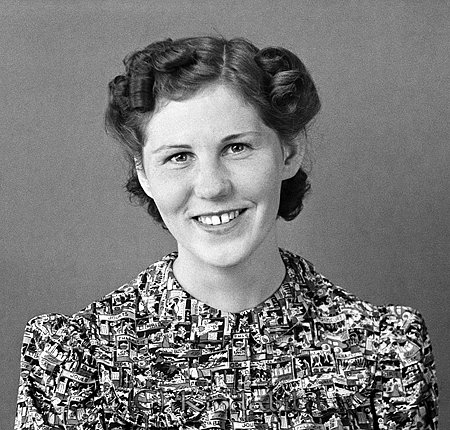Fröken Britta Karlsson Centrum Kisa
raja
Kvinna klädd i mönstrad klänning  

raja
Britta Karlsson, född 1921 äldsta dotter till Gillis och Annie Karlsson Kisa. Britta hade en bror Malte och en syster Kerstin. 
Källa: Studiegruppen hembygdsgården 
Nyckelord: Karlsson Kisa