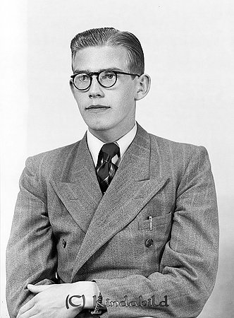 Ingvar Jansson Kisa
raja
Man klädd i skjorta slips och kavaj

Nyckelord: Jansson Kisa
