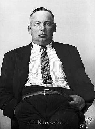 Artur Karlsson Slätmon
raja
Man klädd i skjorta slips och kavaj

raja
Artur Ejnar Karlsson var född 1900, son till Anders Johan Karlsson och Anna Lovisa Nilsdotter.
Barn:
Karl Johan Edvard född 1890
Agda Elin Viktoria född 1893
Nils Hugo född 1898
Artur Ejnar född 1900
Halvar Dagobert född 1902
Anders Holger född 1904
Josef Herman född 1907
Artur var gift med Linnea född Roback. 1932 byggde Artur, som var byggmästare, fastigheten Björkdala i Slätmon.
Artur dog 1967 i Sorunda, Stockholms län.
Källa: Studiegruppen hembygdsgården och Kyrkoarkiv Västra Eneby. 
Nyckelord: Karlsson Slätmon