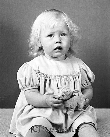 Birgitta Eriksson Knoppetorp
gepe
Lien ljushårig flicka

raja 
Birgitta Eriksson, dotter till Hugo och Anna Eriksson, �?vre Knoppetorp Kisa. Birgitta hade en bror Arne.
Birgitta gifte sig med Jan Andersson från Epplerum. 
Källa: Gerd Pettersson 

Nyckelord: Eriksson Knoppetorp