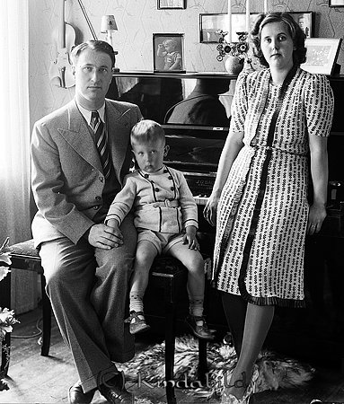 Gösta Eklund Kisa
raja
Far och mor med sitt barn

Nyckelord: Eklund Kisa