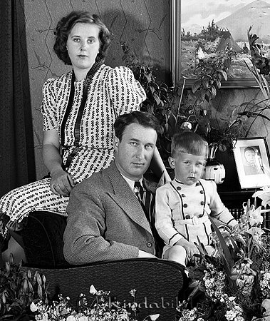 Gösta Eklund Kisa
raja
Far och mor med sitt barn


Nyckelord: Eklund Kisa