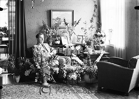 Gösta Eklund Kisa
raja
Man som sitter i en fåtölj omgiven av blommor
Nyckelord: Eklund Kisa