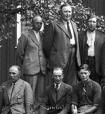 Skogsvårdskurs i Pinnarp
gepe
En stor grupp män i olika åldrar

raja
Främre raden fr vänster skogvaktare Sjöqvist, Karl Larsson Rävsala och Karl Nysten
�?vre raden fr vänster Karl Samuelsson Linneberg, Runar Johansson Korpklev
Källa: Studiegruppen hembygdsgården 
Nyckelord: Skogsvårdskurs Pinnarp