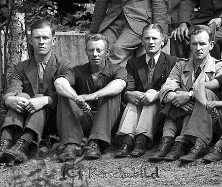 Skogsvårdskurs i Pinnarp
raja
En stor grupp män i olika åldrar

raja
Fr vänster Ruben Andersson Råstorp, Einar Svensson Bjärkeryd och Carl Larsson Yxefall, NN.
Källa: Studiegruppen hembygdsgården 
