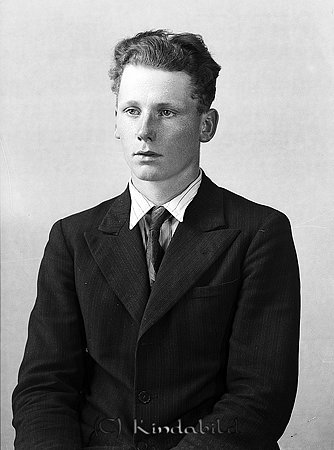 Milton Gustavsson Tjuserum Hycklinge
raja
Man klädd i skjorta slips och kavaj

Nyckelord: Gustavsson Hycklinge
