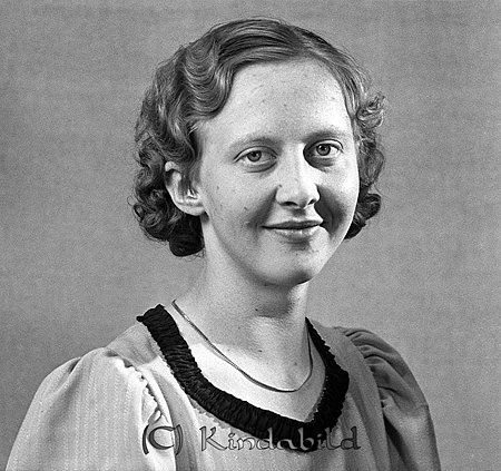 Birgit Lindqvist Käringetorp Locknevi
raja
Kvinna klädd i ljus klänning med mörk krage  

raja
Birgit Härdis Ester Lindqvist född 1918 i Linköping.
Föräldrar Karl Oskar Lindqvist och Ester född Adin. Familjen flyttade 1929 till Kärringtorp Locknevi.
Birgit gifte sig med Erik Martin Teodor Djurstedt Vimmerby
Källa: Folkräkning 1970 
Källa: Gerd Pettersson 

Nyckelord: Lindqvist Locknevi