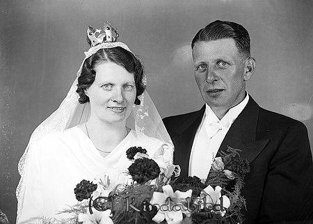 Manne Gustavsson Bränna Horn
raja 
Brudpar          

raja
Manne och Svea Gustafsson, Bränna.
Kyrkoarkiv Horn
Källa: Gerd Pettersson

raja
Manne Gustafsson född 1905 i Horn, gift 1939 med Svea född Svensson 1912 i Horn.
1950 bodde de i Lönningehult, Horn.
En grabb Rolf Inge Qvist född 1937 i Linköping och en flicka Evy Anita Kristina Andersson född 1945 i Jönköping bodde hos dem.
Källa: Folkräkning 1950 
Källa: Gerd Pettersson


Nyckelord: Gustavsson Horn