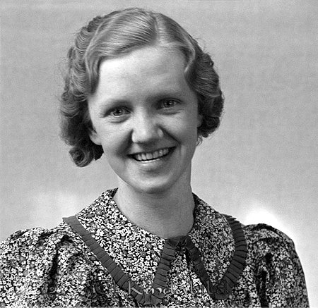 Margit Johnsson Kisa
raja
Kvinna klädd i småblommig klänning  

raja
Föräldrarna till Margit var Helga och N Johnson. som bodde i det röda huset vid Kisa Gästgivaregård. Margit hade en bror Olle som kallades "Taket".Hans fru arbetade som ekonomiförståndare på Kisa lasarett.
 Margit Johnsson arbetade som hembiträde hos Ljungqvists.
 Margit gifte sig och flyttade till Rimforsa. Fotografen Magnus Nyman är barnbarn till Margit.
 Källa: Studiegruppen hembygdsgården
Nyckelord: Johnsson Kisa