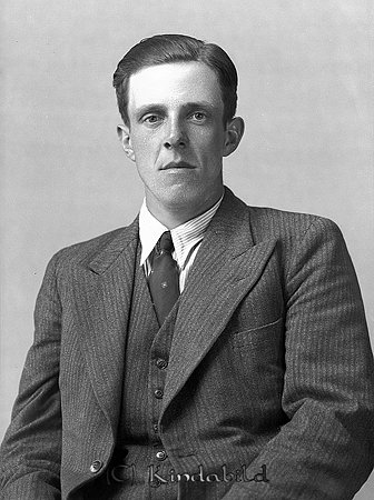 Henry Hansson Horn
raja 
Man klädd i skjorta slips och kavaj

raja
Henry Hansson född 1912 i Horn, son till arrendatorn Karl Fredrik Hansson i Hökhult Horn. Han hade två systrar Alfhild och Sally.
Han var skrivkarl. Deklarerade på beställning och sålde försäkringar.
Han var gift med Sigrid från Gotland och de fick sonen Jonas 1962. Familjen bodde på Drottninggatan 4 i Kisa Kisahus E
Källa: Folkräkning 1970 och födelsebok Horn. 
Källa: Gerd Pettersson


Nyckelord: Hansson Horn
