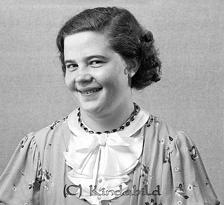 Svea Johansson Kisa
raja
Kvinna klädd i blommig klänning med ljus krage  

raja
Svea Johansson född 1920 kom från Gölstugan. Hon gifte sig med Sture Johansson från Järpås Skaraborgs län. De fick barnen Kurt och Britt-Marie. Byggde hus på Ulrikagatan 14, Stureberg i Kisa.
 Källa: Studiegruppen hembygdsgården 
Nyckelord: Johansson Kisa