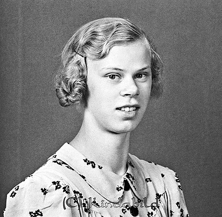 Ruth Svensson Harg Kisa
raja
Kvinna klädd i blommig klänning  

raja
Rut Svenssons föräldrar bodde i Harg. Syskon var Algot, Kurt, Valter och Sen.
 Källa: Studiegruppen hembygdsgården 
Nyckelord: Svensson Kisa
