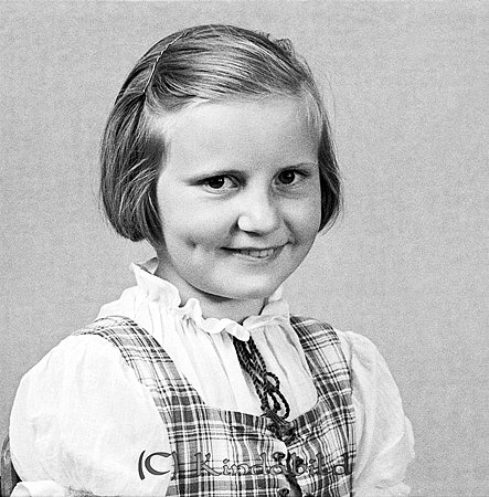 Lilian Ljungström Kisa
raja
Flicka klädd i rutig klänning

raja
Lilians föräldrar var David och Sigrid Ljungström från Netsholm, Grönedegatan 63.
 Lilian gifte sig 1953 med Kurt-Allan Nyman, han avled 1954.
 1955 föddes en dotter Annika.
 Lilian gifte om sig med Per Norrstig och de fick sonen �?rjan.
 De byggde hus på Grönedegatan 65 i Kisa. Lilian arbetade spm kontorist på Thrysins Mek i Kisa.   
Källa: Studiegruppen hembygdsgården
Nyckelord: Ljungström Kisa