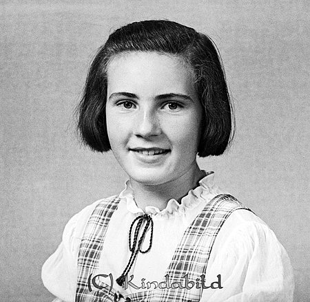 Anna-Lisa Ljungström Kisa
raja
Flicka klädd i rutig klänning  

raja
Anna-Lisa född 1926 i Horn arbetade på Schills manufaktur. Hon gifte sig med Mats Palmenius från Grava i Värmland.
Källa: Folkräkning 1970. 
Källa: Gerd Pettersson

Nyckelord: Ljungström Kisa