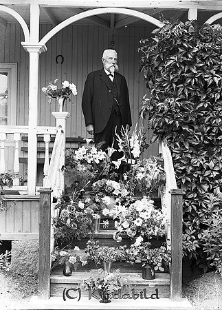 C.F. Ohlsson Soltomta Kisa
raja
En man som firar sin högtidsdag 

raja
Soltomta låg på Linnegatan 43 i Kisa. C F Ohlsson kallades för "Slaktar-Olle" eller Bröd-Olle.
 Han hade en dotter Ebba, som gifte sig med Helmer Erikssons dotter.
 Källa: Studiegruppen hembygdsgården 
Nyckelord: Ohlsson Kisa