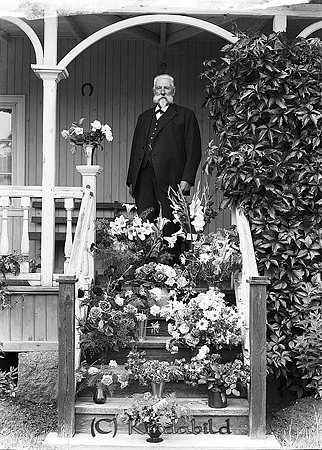 C.F. Ohlsson Soltomta Kisa
raja
En man som firar sin högtidsdag 

Nyckelord: Ohlsson Kisa