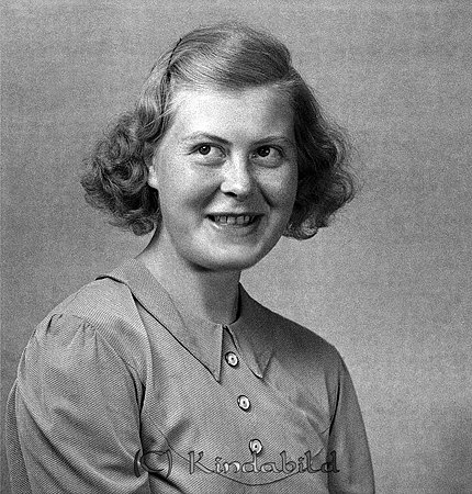 Gunborg Karlsson Björksfall Slätmon
raja
Kvinna klädd i ljus klänning    

raja
Gunborg Karlsson, född 1920 i Västra Eneby, fosterdotter hos arrendator Karl Gustaf Gustafsson och Hulda Olivia Staf. Hon gifte sig med Martin Isaksson född 1919 i Västra Eneby. De bosatte sig på Nygatan 41 i Kisa.
 Källa: Kyrkoarkiv Västra Eneby 
Källa: Gerd Pettersson
Nyckelord: Karlsson Slätmon