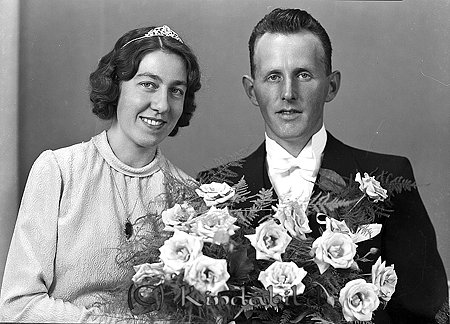 Ture Pettersson Charlottenborg Kisa
raja 
Brudpar    

raja
Ture Pettersson och Valborg född Hallingström.
 De fick barnen: Maud, Britt-Marie och Ulf. 
Källa: Gerd Pettersson      
Nyckelord: Pettersson Kisa