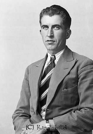 Erik Gustavsson Lövstad Horn
raja 
Man klädd i skjorta slips och kavaj

raja
Karl Erik Gustavsson född 1910-03-27 i Lofta, son till Frans Oskar Gustavsson och Hilda Maria född Björkqvist.
1936 kom de till Finde på arrende.
Gift 1942 med Astrid född Leandersson.
Han arbetade dom chaufför.
Barn; Barbro född 1945
Källa: Husförhörslängd Horn 
Källa: Gerd Pettersson

Nyckelord: Gustavsson Horn